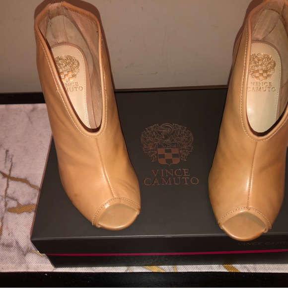 Vince Camuto open toe, top slit, back gold zip; very nice, sexy and classy; - Picture 11 of 12